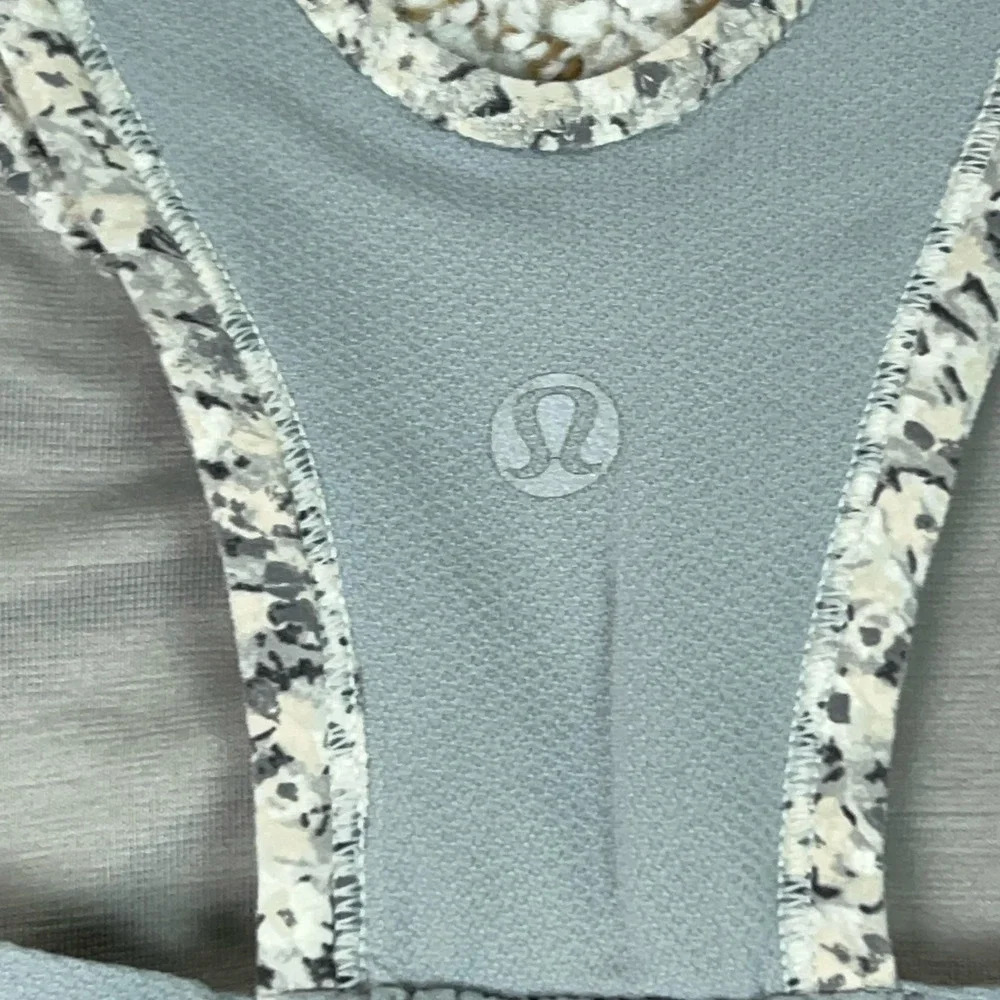 Lululemon‎ Tank Top Womens 4 Gray Floral V Neck Built In Bra Yoga Gym Workout